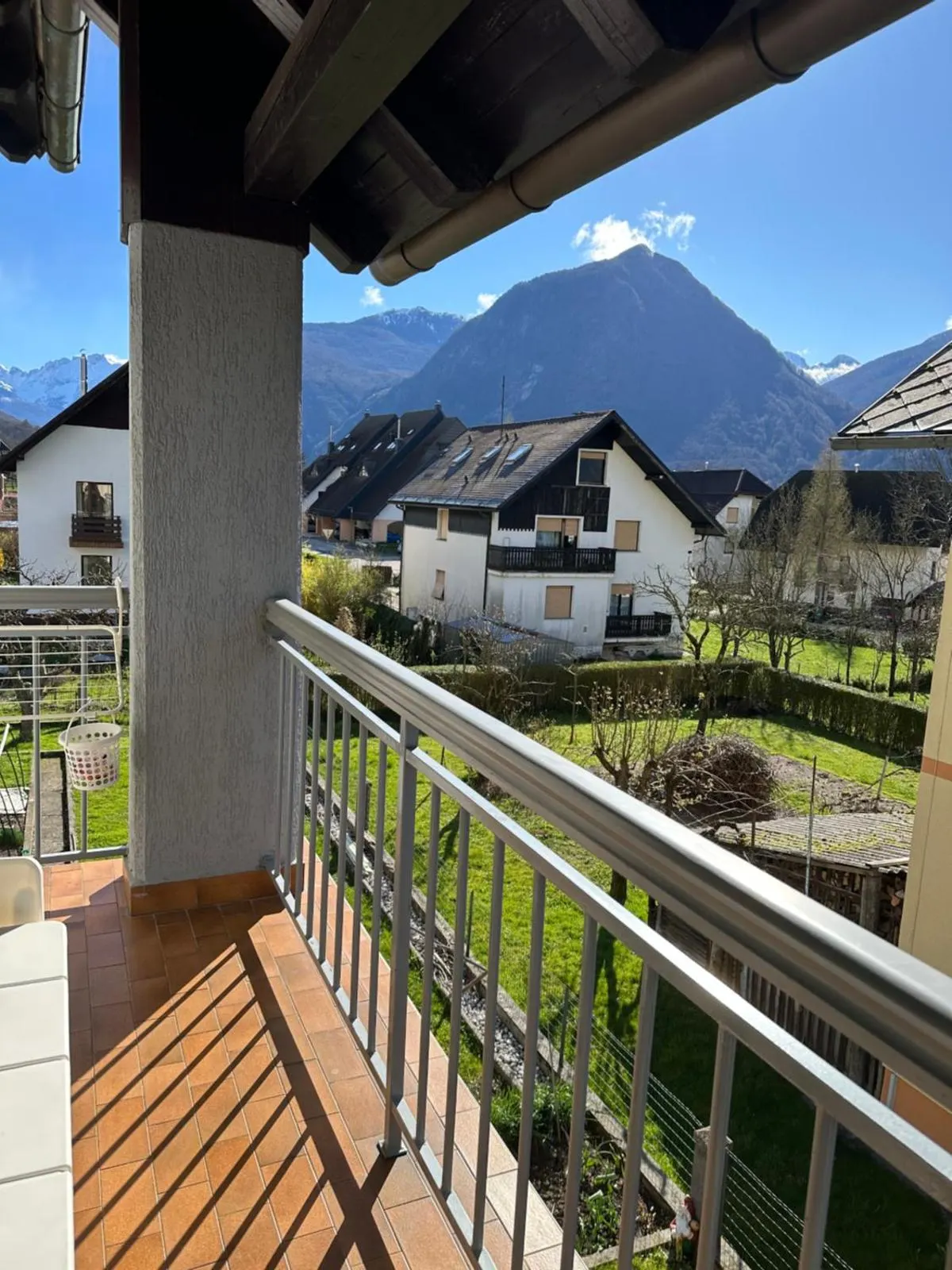 Balkon apartmaja z razgledom čez vrtove na piramido Svinjaka