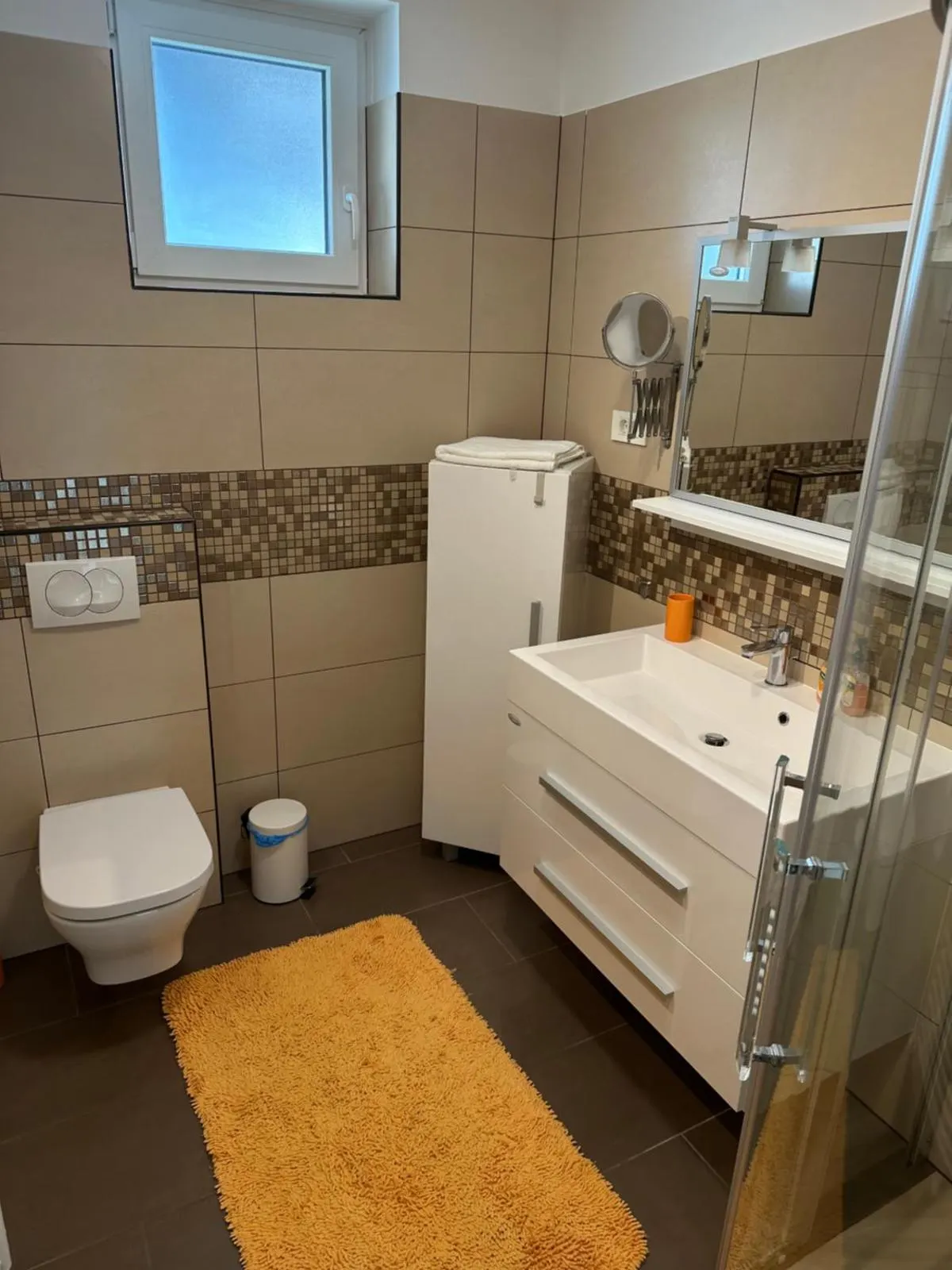 Kopalnica z umivalnikom in ogledalom