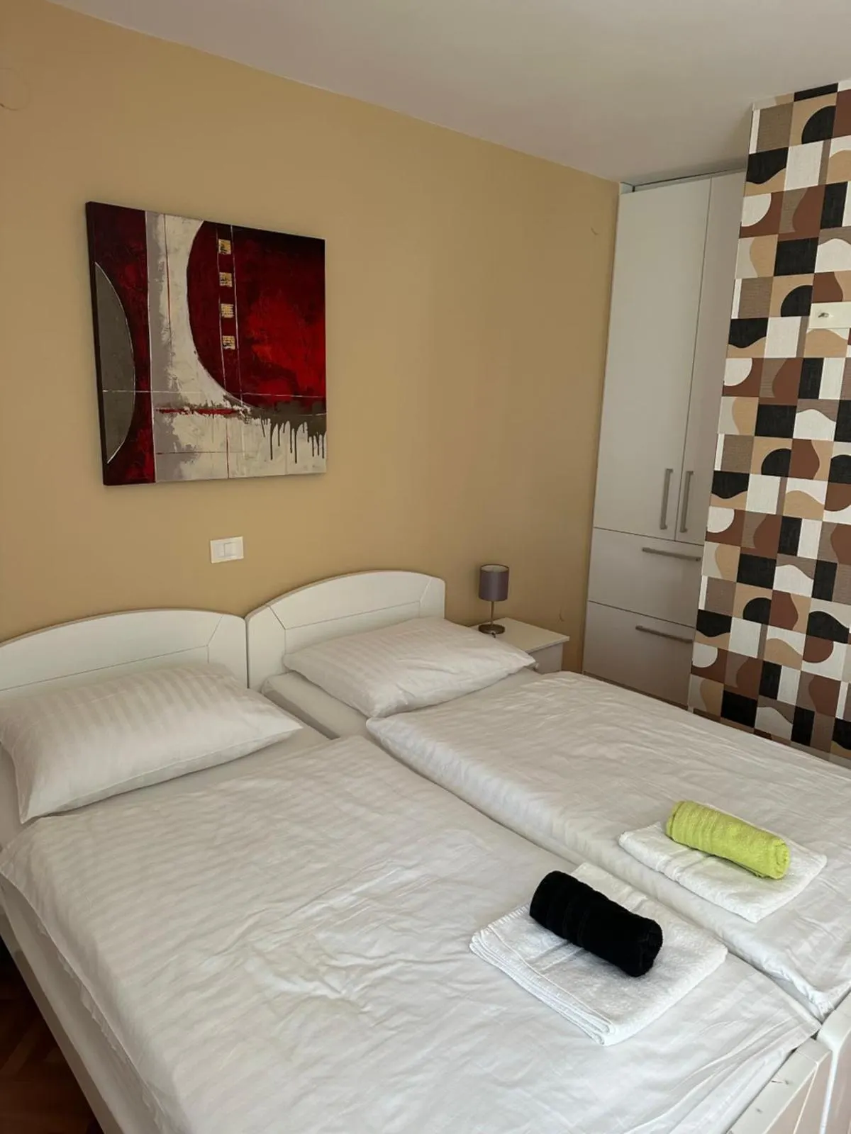 Spalnica z združenima posteljama